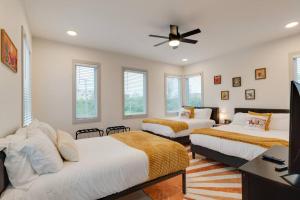 Ένα ή περισσότερα κρεβάτια σε δωμάτιο στο Chic Condo, 2mi to Downtown, Sleeps 8, by Geodis