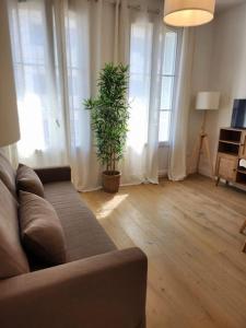 un soggiorno con divano e pianta in vaso di Nice Fac St Jean D'Angely a Nizza