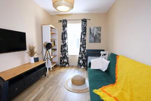 TV a/nebo společenská místnost v ubytování Apartament Sudeckie Boho