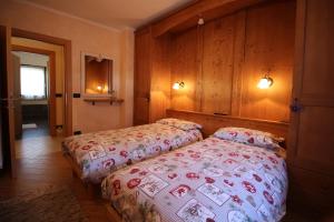 a bedroom with two beds in a room at Casa Gabriella in Fiera di Primiero