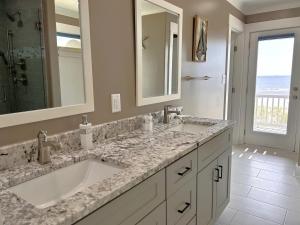 Koupelna v ubytování Steppin on the Beach + 61 fotografií