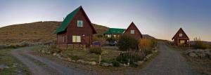 a house with a green roof on a hill at Brillos Patagónicos in El Calafate