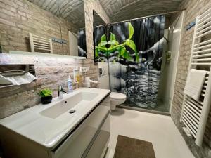 Koupelna v ubytování Adlzreiter City Pension + 45 fotografií