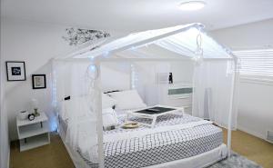 Postel nebo postele na pokoji v ubytování Lovely Cozy Room! with Attached Private Bath in the Heart of Vancouver! Private Parking & Self Check-in!