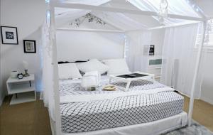 Ένα ή περισσότερα κρεβάτια σε δωμάτιο στο Lovely Cozy Room! with Attached Private Bath in the Heart of Vancouver! Private Parking & Self Check-in!