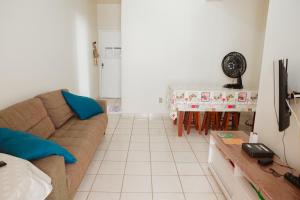 MuquiçabaにあるApto a 190m do mar da Praia do Morro -Guarapari ESのソファとテーブルのあるリビングルーム