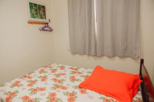 MuquiçabaにあるApto a 190m do mar da Praia do Morro -Guarapari ESのベッドルーム1室(赤い枕付) +17枚の写真