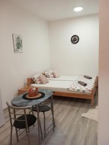 Studio Hadrovic في موستار: غرفة صغيرة بها سرير وطاولة
