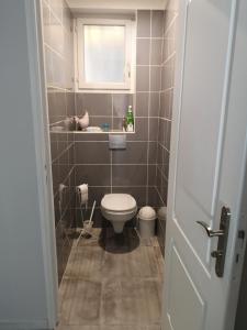 une petite salle de bain avec toilettes et fenêtre dans l'établissement VILLA SUPERBE VUE MER SUR LA BAIE DE BANDOL , 200 m des PLAGES, à Sanary-sur-Mer 11 autres photos