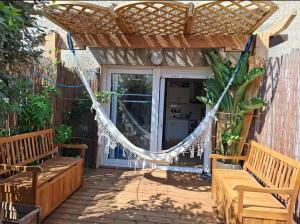 eine Hängematte auf der Terrasse eines Hauses in der Unterkunft Copains Cabanon in Frontignan