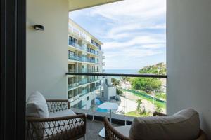 ein Balkon mit Stühlen und Blick auf das Meer in der Unterkunft Hermoso Estudio frente al mar, Zantamar 306 in La Cruz de Huanacaxtle