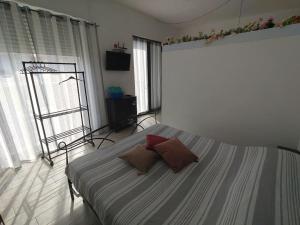 Postel nebo postele na pokoji v ubytování CASA DI LISA Intero appartamento 45mt con parcheggio