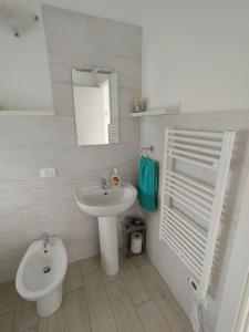 Koupelna v ubytování CASA DI LISA Intero appartamento 45mt con parcheggio + 9 fotografií