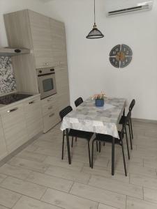 Kuchyň nebo kuchyňský kout v ubytování CASA DI LISA Intero appartamento 45mt con parcheggio