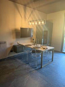 Μια τηλεόραση ή/και κέντρο ψυχαγωγίας στο Michelle House 21