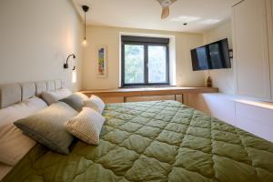 TV a/nebo společenská místnost v ubytování Modular Sea view Spa Studio