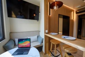TV a/nebo společenská místnost v ubytování Modular Sea view Spa Studio