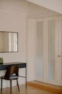 Camera con scrivania, sedia e specchio. di APARTAMENT OSIEM OSIEM w CENTRUM a Nowy Sącz