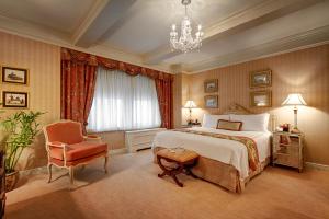 Llit o llits en una habitació de Hotel Elysee by Library Hotel Collection