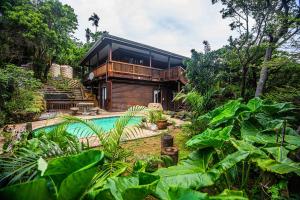 サウスブルームにあるSouthbroom River Houseのスイミングプール付きの森の家