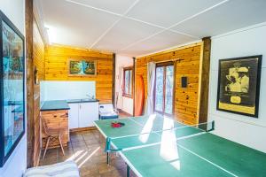 サウスブルームにあるSouthbroom River Houseのキッチン(卓球台付)