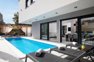 Πισίνα στο ή κοντά στο Villa Tiki