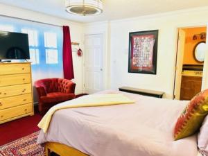 Katil atau katil-katil dalam bilik di Red Peacock Catskill Cabin sleeps four 6