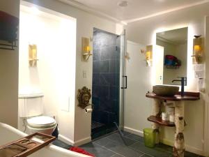 Ένα μπάνιο στο Guest Favorite Garuda Apartment 8 +28 φωτογραφίες