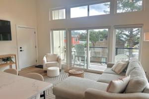 una sala de estar con un sofá, una mesa y sillas en Bay View Loft, en Lincoln City