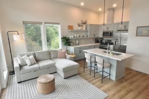 Una sala de estar con un sofá y una cocina. en Bay View Loft, en Lincoln City