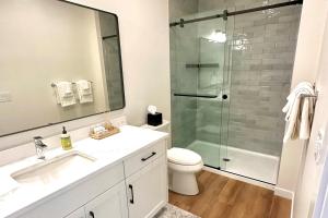 Un baño con ducha, lavabo e inodoro. en Bay View Loft, en Lincoln City 16 fotos más