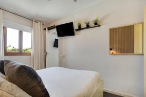 Telewizja i/lub zestaw kina domowego w obiekcie Apartamento acogedor en la laguna