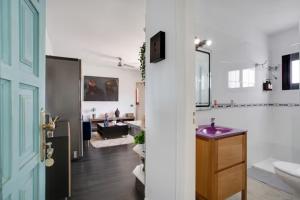 łazienka z umywalką, toaletą i wanną w obiekcie Apartamento acogedor en la laguna w mieście La Laguna
