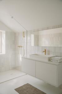 un bagno bianco con lavandino e specchio di APARTAMENT OSIEM OSIEM w CENTRUM a Nowy Sącz