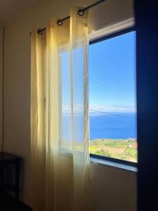 una ventana con vistas al océano en El Atardecer del Norte, en Salão