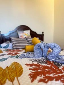 Una cama con un montón de mantas. en El Atardecer del Norte, en Salão 2 fotos más