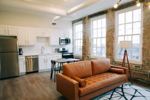 法兰克福The St. Clair的客厅里有一张沙发和一个厨房