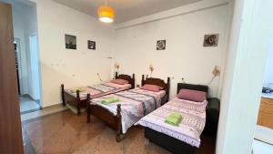 Postel nebo postele na pokoji v ubytování Hostel flash ulcinj + 7 fotografií
