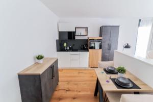 Η κουζίνα ή μικρή κουζίνα στο Helios Berlin Apartments