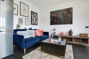 salon z niebieską kanapą i stolikiem kawowym w obiekcie Apartamento acogedor en la laguna w mieście La Laguna