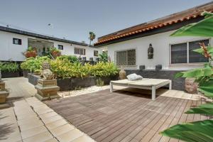 a patio in front of a house at Estudio La Laguna in La Laguna