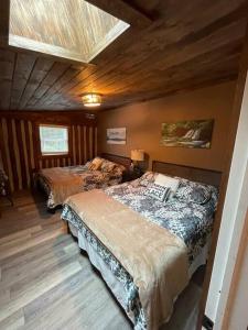 Rúm í herbergi á Cozy Log Cabin in Jim Thorpe