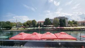 Výhled na řeku, která protéká v blízkosti hotelu