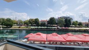 Výhled na řeku, která protéká v blízkosti hotelu