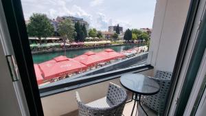 Výhled na řeku, která protéká v blízkosti hotelu