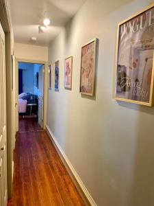 Giường trong phòng chung tại In The Heart Of Jim Thorpe (with your own parking)
