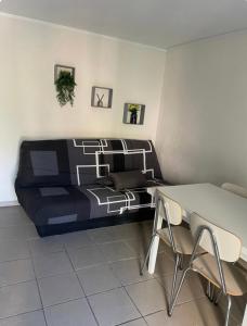 - une chambre avec un lit et des chaises noir et blanc dans l'établissement L escapade nature, à Saint-Brès