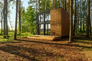 赖皮纳EstBerg Riverside Holiday Home的树林中的木小屋