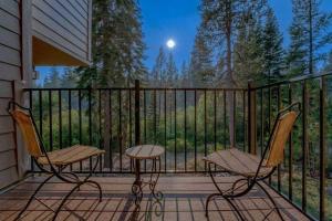 En balkon eller terrasse på Carnelian Bay 3BR + Loft Near Beach & Trails