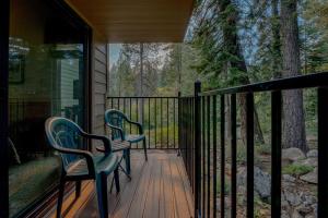 En balkon eller terrasse på Carnelian Bay 3BR + Loft Near Beach & Trails